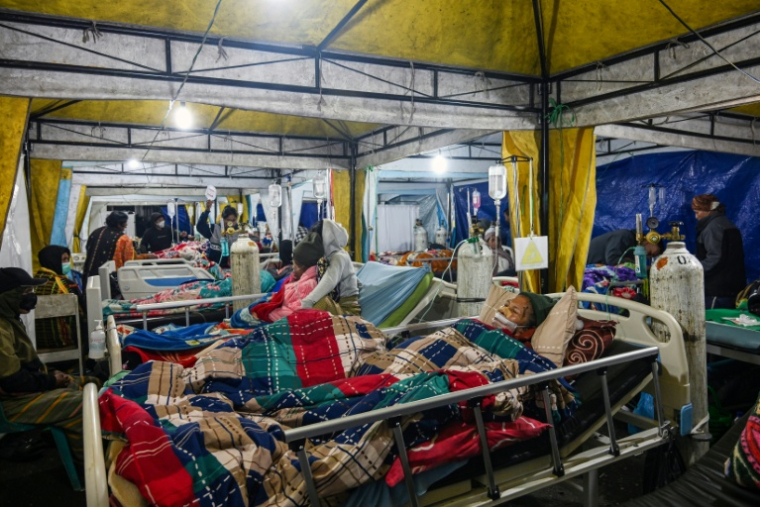 Des patients sont traités dans une tente médicale à l'hôpital de Ruteng en Indonésie, le 15 août 2026, à la suite d'un tremblement de terre de magnitude 7,7 ( AFP / JUNI KRISWANTO )