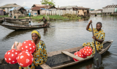 Un couple en pirogue quittent la Place des Amoureux après avoir fêté la Saint-Valentin dans la ville lacustre de Ganvié, le 10 février 2026 au Bénin ( AFP / Yanick Folly )