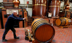 Un employé travaille à la distillerie de la Maison Courvoisier à Chateauneuf-sur-Charente