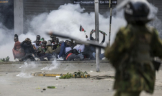 Des manifestants se mettent à couvert alors que la police tire des gaz lacrymogènes, le 25 juin 2025 à Nairobi, au Kenya ( AFP / SIMON MAINA )