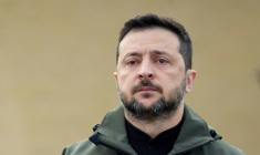 Le président ukrainien Volodymyr Zelensky assistant à une cérémonie marquant la Journée des défenseurs, une fête rendant hommage aux anciens combattants et aux membres tombés au combat des Forces armées ukrainiennes, à Kiev, le 1er octobre 2025 ( UKRAINIAN PRESIDENTIAL PRESS SERVICE / Handout )