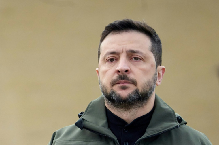 Le président ukrainien Volodymyr Zelensky assistant à une cérémonie marquant la Journée des défenseurs, une fête rendant hommage aux anciens combattants et aux membres tombés au combat des Forces armées ukrainiennes, à Kiev, le 1er octobre 2025 ( UKRAINIAN PRESIDENTIAL PRESS SERVICE / Handout )