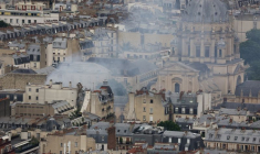 De la fumée s'élève au-dessus des toits suite à une explosion de gaz dans le cinquième arrondissement de Paris