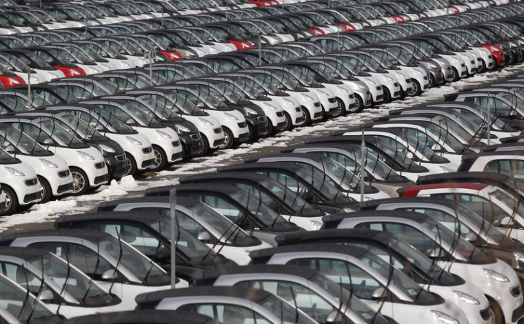Des Smart Fortwo sur un parking de l'usine Smart à Hambach, dans l'est de la France