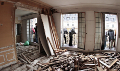 Vue de l'intérieur d'un immeuble vide, le 01 novembre 2008 avenue Kléber à Paris, lors d'une action d'occupation, notamment par l'association Jeudi Noir, pour demander un renforcement de la Loi SRU et la transformation des logements et des bureaux vides en logements sociaux. ( AFP / FRANCOIS GUILLOT )