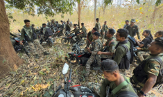 Des paramilitaires, membres des Gardes de la réserve de district (DRG), lors d'un entraînement à leur base de Dantewada, dans le district de Bastar de l'Etat de Chhattisgarh, le 16 mars 2025 dans le centre de l'Inde ( AFP / Jalees ANDRABI )