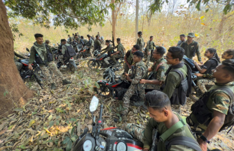 Des paramilitaires, membres des Gardes de la réserve de district (DRG), lors d'un entraînement à leur base de Dantewada, dans le district de Bastar de l'Etat de Chhattisgarh, le 16 mars 2025 dans le centre de l'Inde ( AFP / Jalees ANDRABI )
