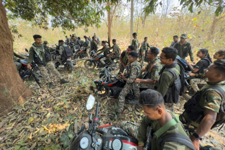 Des paramilitaires, membres des Gardes de la réserve de district (DRG), lors d'un entraînement à leur base de Dantewada, dans le district de Bastar de l'Etat de Chhattisgarh, le 16 mars 2025 dans le centre de l'Inde ( AFP / Jalees ANDRABI )