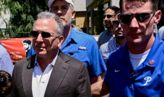 L'émissaire américain Steve Witkoff (G) arrive à Tel-Aviv pour rencontrer les familles d'otages israéliens, le 2 août 2025 ( AFP / - )