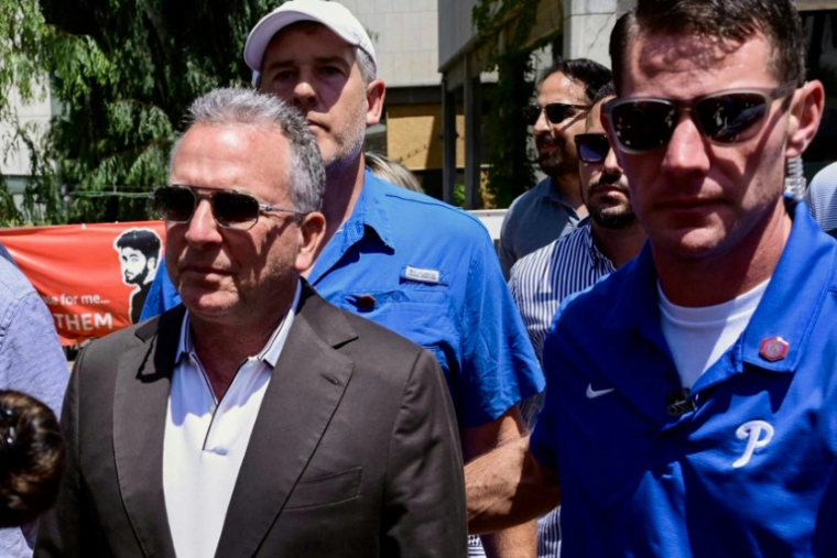 L'émissaire américain Steve Witkoff (G) arrive à Tel-Aviv pour rencontrer les familles d'otages israéliens, le 2 août 2025 ( AFP / - )