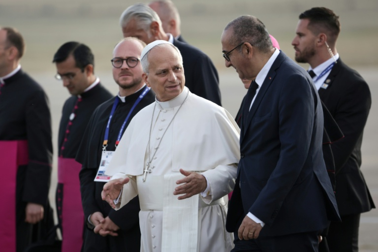 Le pape Léon XIV accueilli par le ministre de l'Intérieur Laurent Nuñez sur le tarmac de l'aéroport de Metz–Nancy–Lorraine, le 28 septembre 2026 ( AFP / ROMEO BOETZLE )