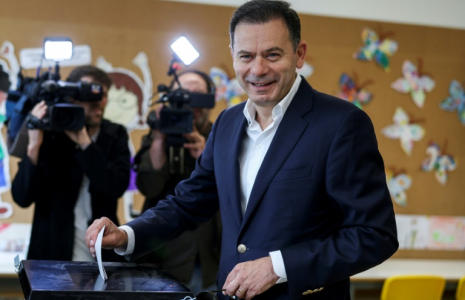 Le Premier ministre sortant, Luis Montenegro, vote lors des législatives, le 18 mai 2025 à Espiinho, au Portugal ( AFP / ANDRE DIAS NOBRE )