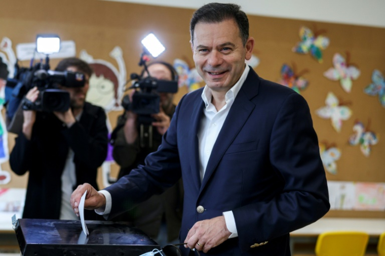 Le Premier ministre sortant, Luis Montenegro, vote lors des législatives, le 18 mai 2025 à Espiinho, au Portugal ( AFP / ANDRE DIAS NOBRE )