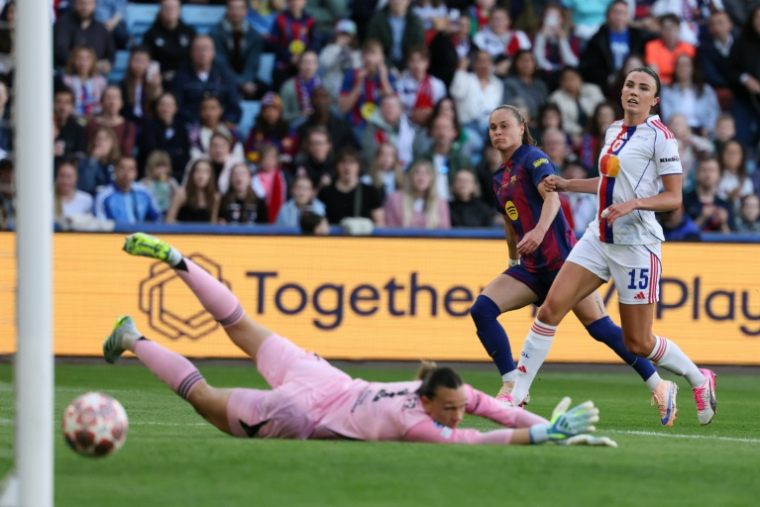 La Barcelonaise Ewa Pajor inscrit le premier de ses deux buts contre l'OL Lyonnes en finale de la Ligue des champions, le 23 mai 2026 à Oslo ( AFP / Odd ANDERSEN )