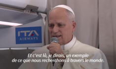 Le pape Léon XIV s'exprime à bord de l'avion papal après sa visite en Turquie