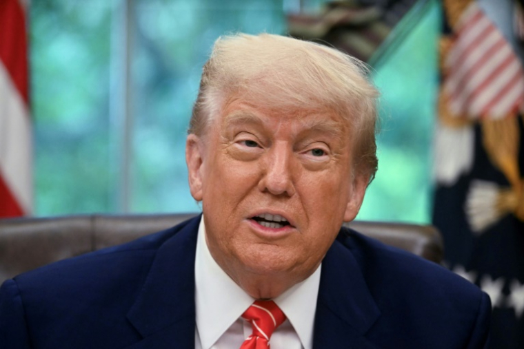 Le président américain Donald Trump dans le Bureau ovale, à la Maison Blanche, le 8 mai 2025 à Washington ( AFP / Jim WATSON )