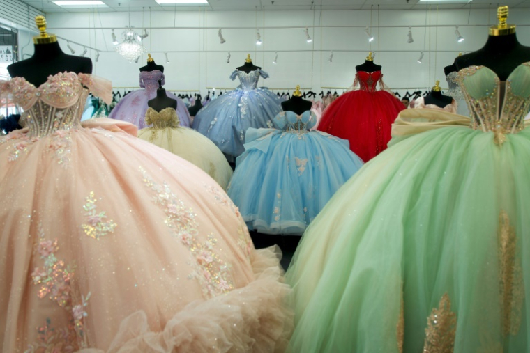 Des robes de soirée dans la boutique Anita's Bridal à Los Angeles, le 2 juillet 2025 en Californie ( AFP / Bastien INZAURRALDE )