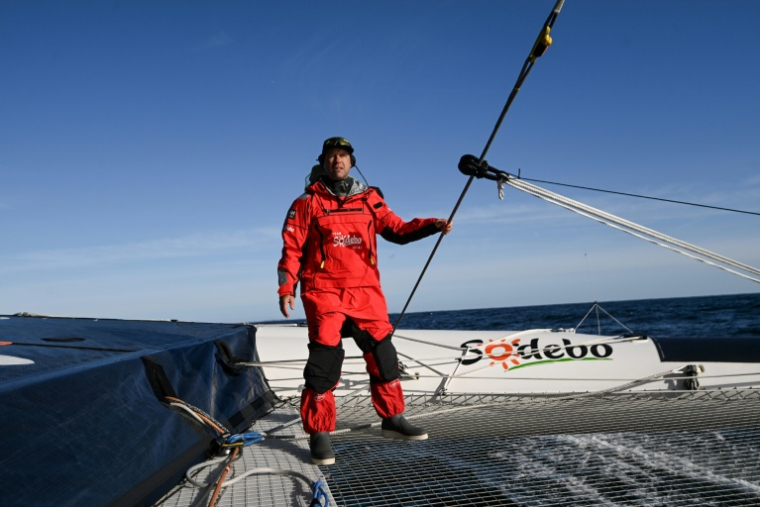 Thomas Coville navigue sur son multicoque Sodebo Ultim 3 lors d'une session d'entraînement au large de Lorient, le 22 novembre 2024 ( AFP / Sebastien Salom-Gomis )