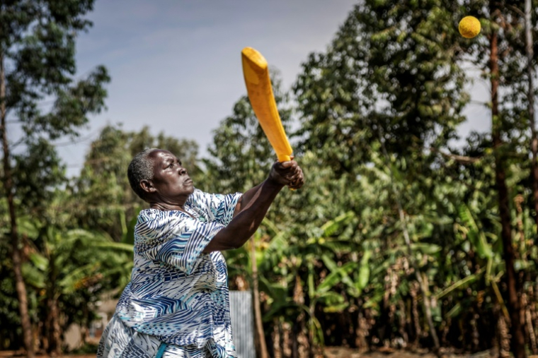 Une femme âgée joue au cricket dans le district de Jinja, le 10 janvier 2026, dans l'est de l'Ouganda ( AFP / Luis TATO )