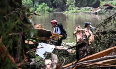 Des secouristes à Hunt (Etats-Unis) le 5 juillet 2025, à la recherche de fillettes et adolescentes disparues dans les inondations éclair meurtrières au Texas ( AFP / RONALDO SCHEMIDT )