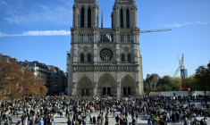 Des visiteurs devant Notre-Dame de Paris, le 11 octobre 2025 ( AFP / Martin LELIEVRE )