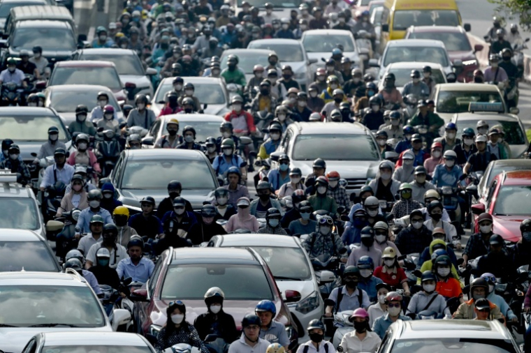 Des deux-roues au milieu du trafic à Hanoï au Vietnam le 17 juillet 2025 ( AFP / Nhac NGUYEN )