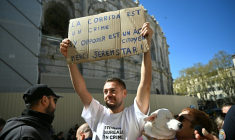 Jeremstar (Jérémy Gisclon) devant les arènes de Nîmes le 2 avril 2026 ( AFP / Gabriel BOUYS )