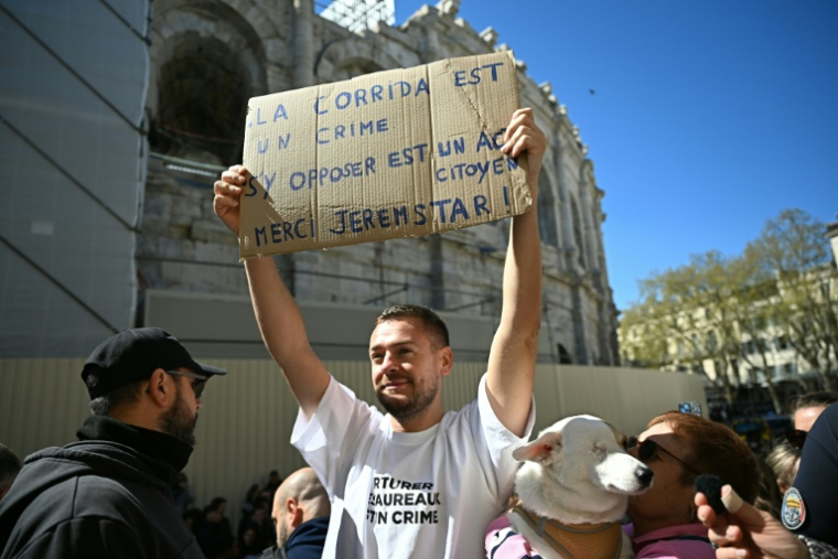 Jeremstar (Jérémy Gisclon) devant les arènes de Nîmes le 2 avril 2026 ( AFP / Gabriel BOUYS )