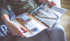 À l'instar des cabines téléphoniques qui ont définitivement disparu du paysage, assistons-nous à la lente et inexorable fin des catalogues publicitaires papiers et des prospectus ? (Crédits photo : Pixabay -  Karolina Grabowska )