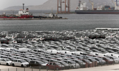 Des véhicules sont stationnés à un terminal de fret au port du Pirée, près d'Athènes