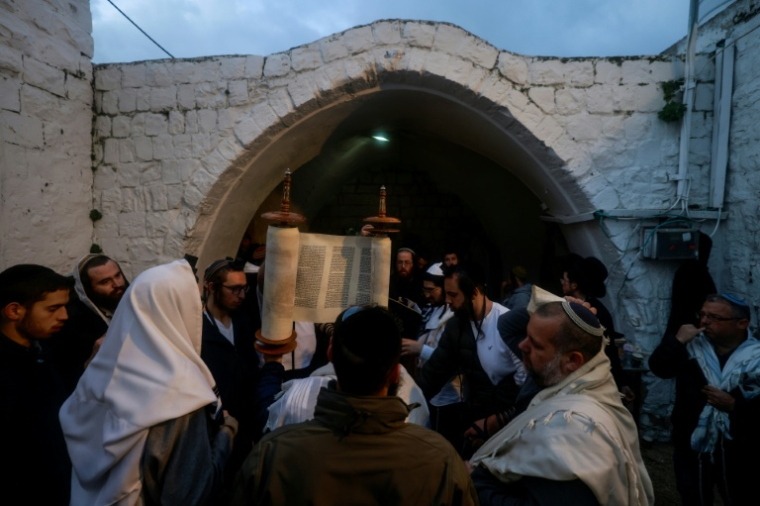 Des Juifs israéliens, parmi lesquels des ultranationalistes, des ultra-orthodoxes et des colons, prient au tombeau de Joseph, à Naplouse, dans le nord de la Cisjordanie occupée, le 29 janvier 2026 ( AFP / Menahem KAHANA )