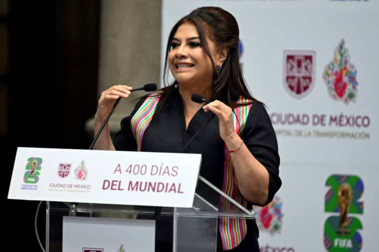 La maire de Mexico, Clara Brugada, s'exprime lors de la présentation du programme et du comité d'organisation de la Coupe du monde de la FIFA 2026 à Mexico, le 7 mai 2025. ( AFP / Alfredo ESTRELLA )