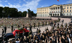 Le cercueil du défunt roi Harald V de Norvège porté en cortège du Palais royal vers la cathédrale d’Oslo, le 9 septembre 2026 ( AFP / Jonathan Nackstrand )