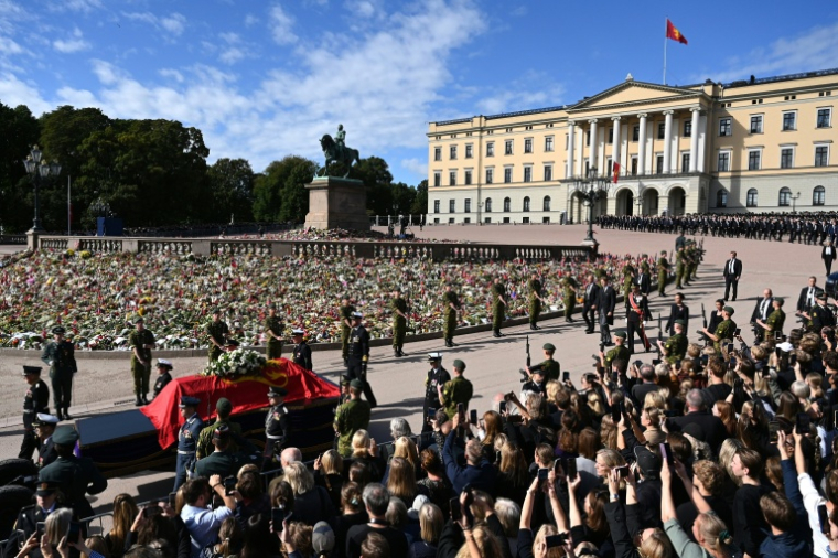 Le cercueil du défunt roi Harald V de Norvège porté en cortège du Palais royal vers la cathédrale d’Oslo, le 9 septembre 2026 ( AFP / Jonathan Nackstrand )