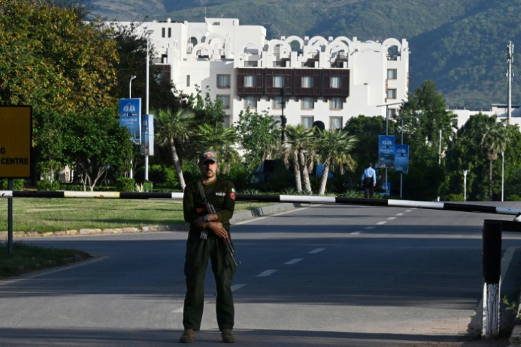 Un policier monte la garde devant l'hôtel Serena où doivent se dérouler les discussions américano-iraniennes, le 22 avril 2026 à Islamabad, au Pakistan ( AFP / Aamir QURESHI )