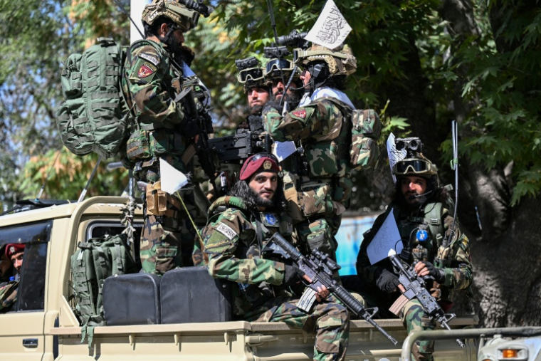 Des membres des forces de sécurité talibanes participent à un défilé devant l'ancien bâtiment de l'ambassade des États-Unis à Kaboul, le 15 août 2026, pour célébrer le cinquième anniversaire du retour au pouvoir du gouvernement taliban ( AFP / Wakil Kohsar )