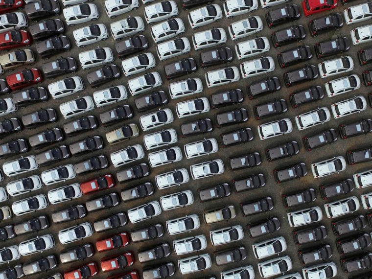 Des voitures électriques sur le parking d'une usine automobile à Xingtai, dans la province de Hebei, en Chine