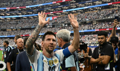 L'Argentin Lionel Messi salue les spectateurs en quittant le terrain, après son doublé contre l'Autriche, le 22 juin 2026 à Arlington, au Texas ( AFP / Paul ELLIS )
