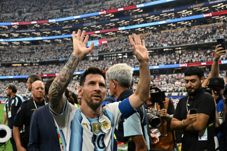 L'Argentin Lionel Messi salue les spectateurs en quittant le terrain, après son doublé contre l'Autriche, le 22 juin 2026 à Arlington, au Texas ( AFP / Paul ELLIS )