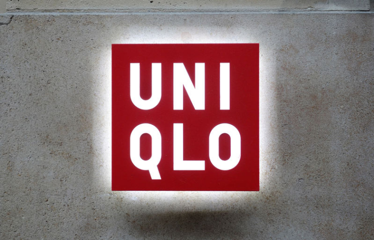 FAST RETAILING (UNIQLO) ABAISSE SES PRÉVISIONS ANNUELLES