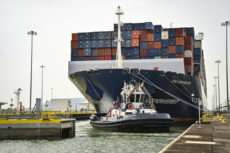Le porte-conteneurs CMA CGM Arctic, battant pavillon maltais, passe par les écluses de Cocoli dans le canal de Panama, le 3 septembre 2026 ( AFP / MARTIN BERNETTI )