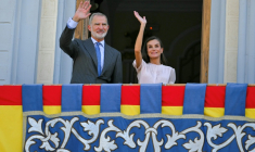 Le roi Felipe VI d'Espagne (g) et la reine Letizia d'Espagne saluent la foule après leur arrivée à l'enclave espagnole Melilla, le 14 octobre 2026 en Afrique du Nord ( AFP / JORGE GUERRERO )