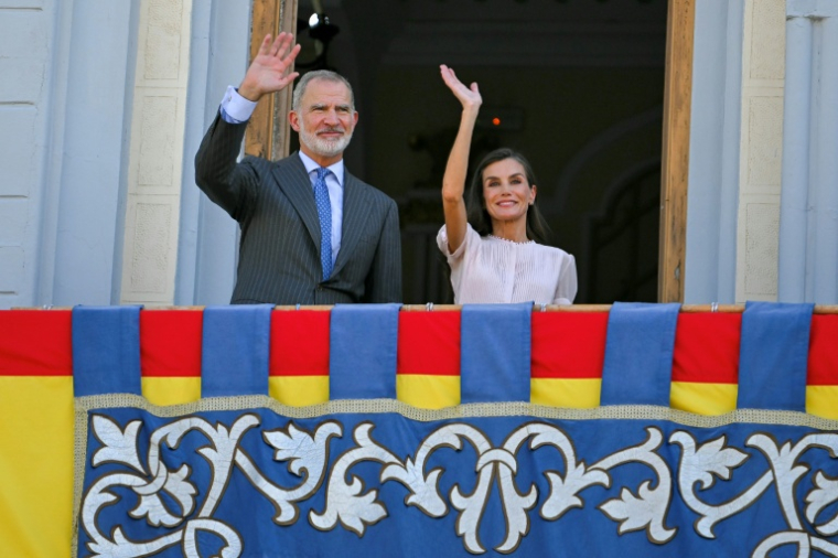 Le roi Felipe VI d'Espagne (g) et la reine Letizia d'Espagne saluent la foule après leur arrivée à l'enclave espagnole Melilla, le 14 octobre 2026 en Afrique du Nord ( AFP / JORGE GUERRERO )