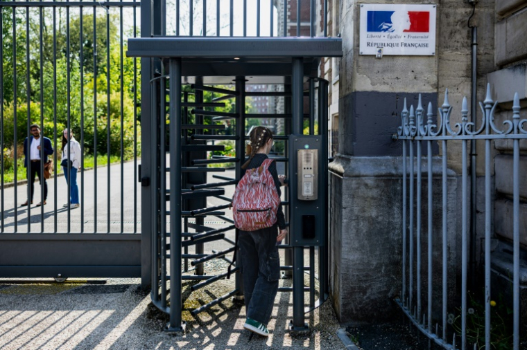 Un élève passe par un tourniquet de sécurité à l'entrée du lycée Montebello à Lille, le 25 avril 2025 dans le Nord ( AFP / Sameer Al-DOUMY )