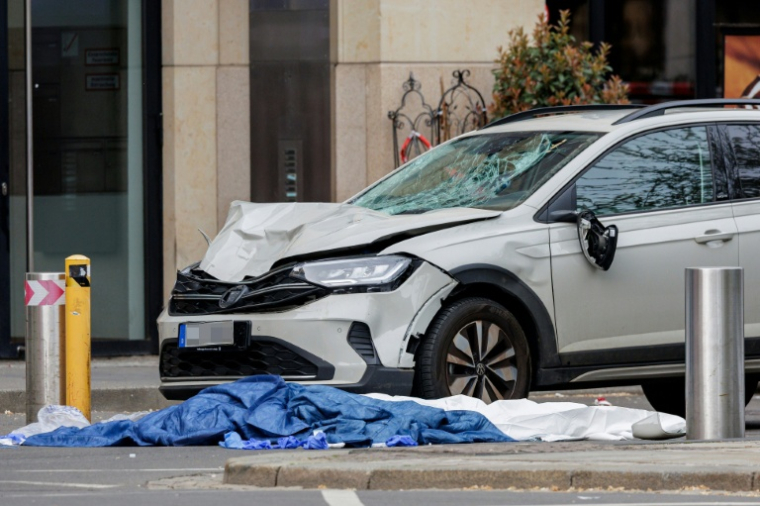 Photo de la scène où une voiture a fauché des passants dans une rue de Leipzig, dans l'est de l'Allemagne, faisant deux morts et plusieurs blessés, le 4 mai 2026 ( AFP / Jens SCHLUETER )