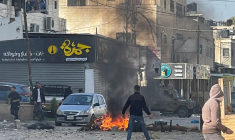 Des hommes palestiniens se rassemblent lors d'affrontements avec les troupes israéliennes dans la ville de Djénine en Cisjordanie occupée par Israël