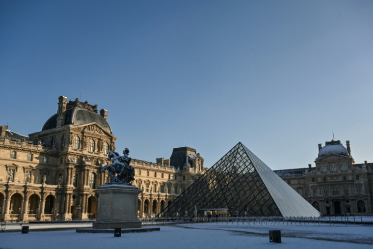 Le musée du Louvre et la pyramide conçue par l'architecte sino-américain Ieoh Ming Pei, le 6 janvier 2026 à Paris ( AFP / Christophe DELATTRE )