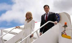 Le secrétaire d'Etat américain Marco Rubio et son épouse Jeanette Dousdebes arrivent à l'aéroport de Quito le 9 septembre 2026, en Equateur ( POOL / Dolores Ochoa )