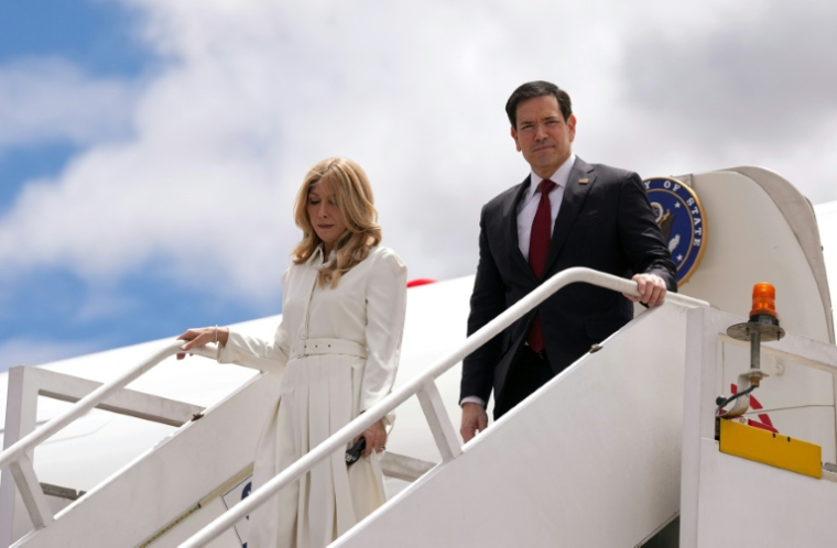 Le secrétaire d'Etat américain Marco Rubio et son épouse Jeanette Dousdebes arrivent à l'aéroport international Mariscal Sucre de Quito le 9 septembre 2026 ( POOL / Dolores Ochoa )