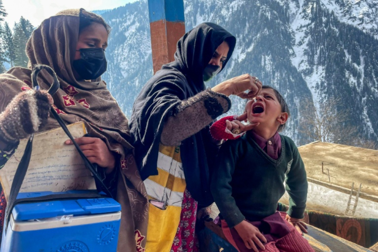 Campagne de vaccination dans le district de Neelum, au Pakistan, le 4 février 2025  ( AFP / Sajjad QAYYUM )